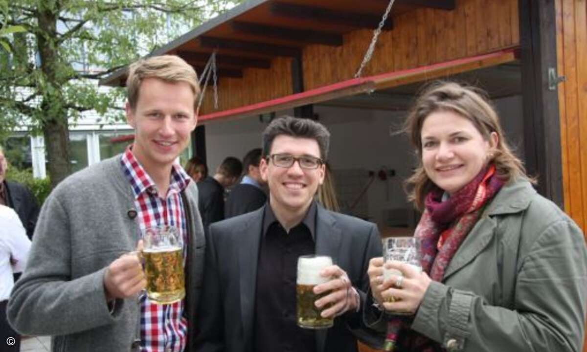 Eric Weis (Funkschau), Karl-Peter Lenhard (CRN) und Andrea Fellmeth-Schlesinger (CRN) stoßen zusammen an (Bild: CRN)