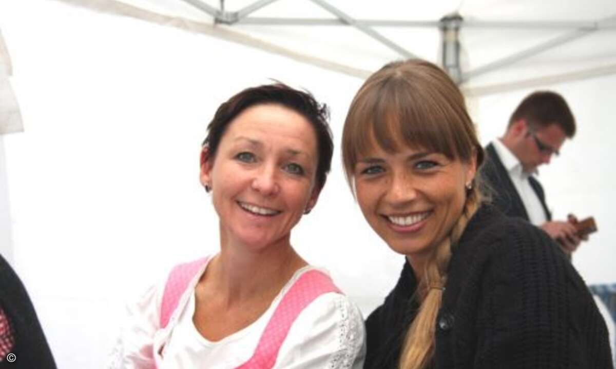 Susanne Kilgenstein (Weka Fachmedien)und Christina Chromy (Funkschau) machen das Wiesn Warmup gleich viel schöner (Bild: CRN)