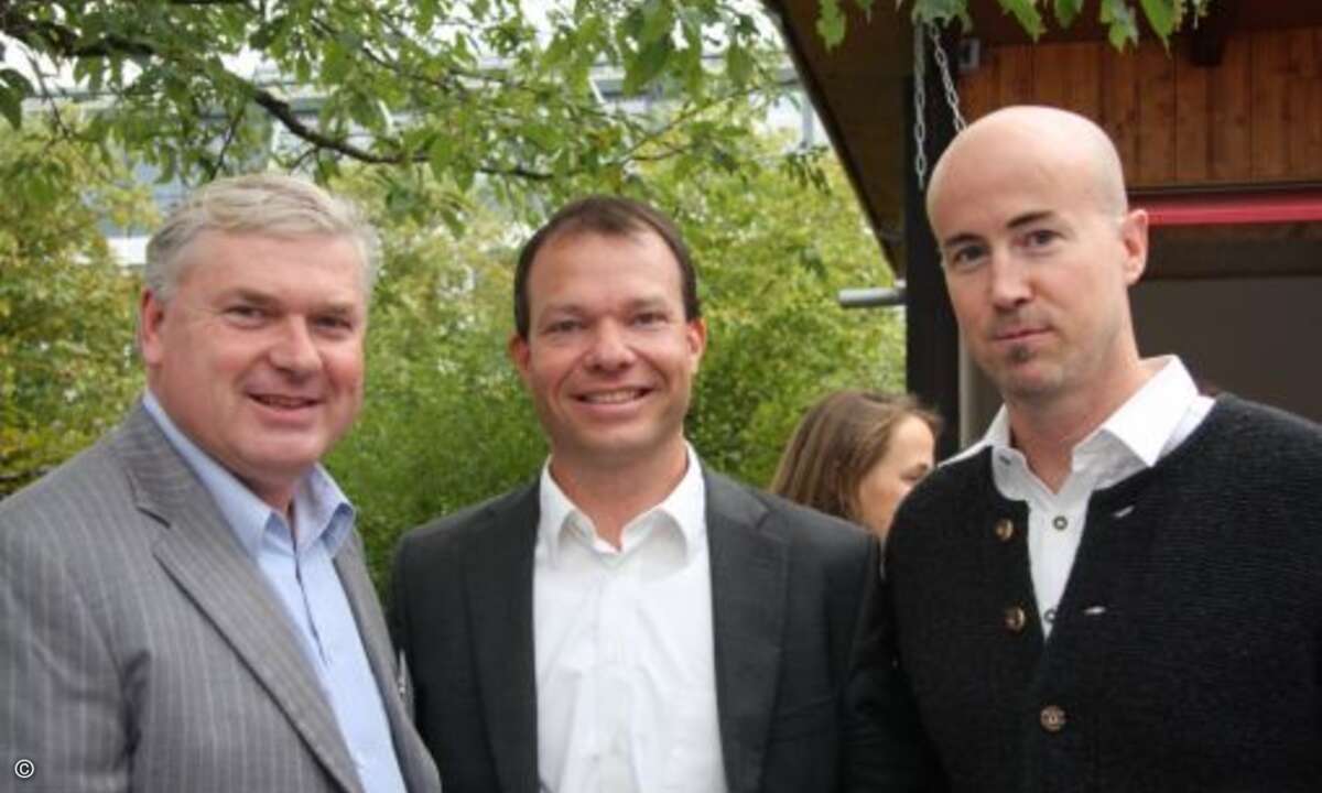CRN-Chefredakteur Martin Fryba zusammen mit Matthias Schneider von Ingram Micro und Matthäus Hose, Publisher ITK WEKA-FACHMEDIEN(Bild: CRN)