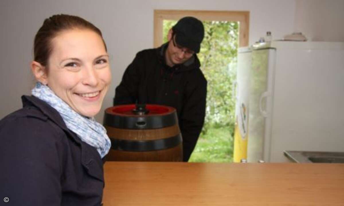 CRN-Redakteurin Ulrike Garlet freut sich auf ein kühles Augustiner vom Fass (Bild: CRN)