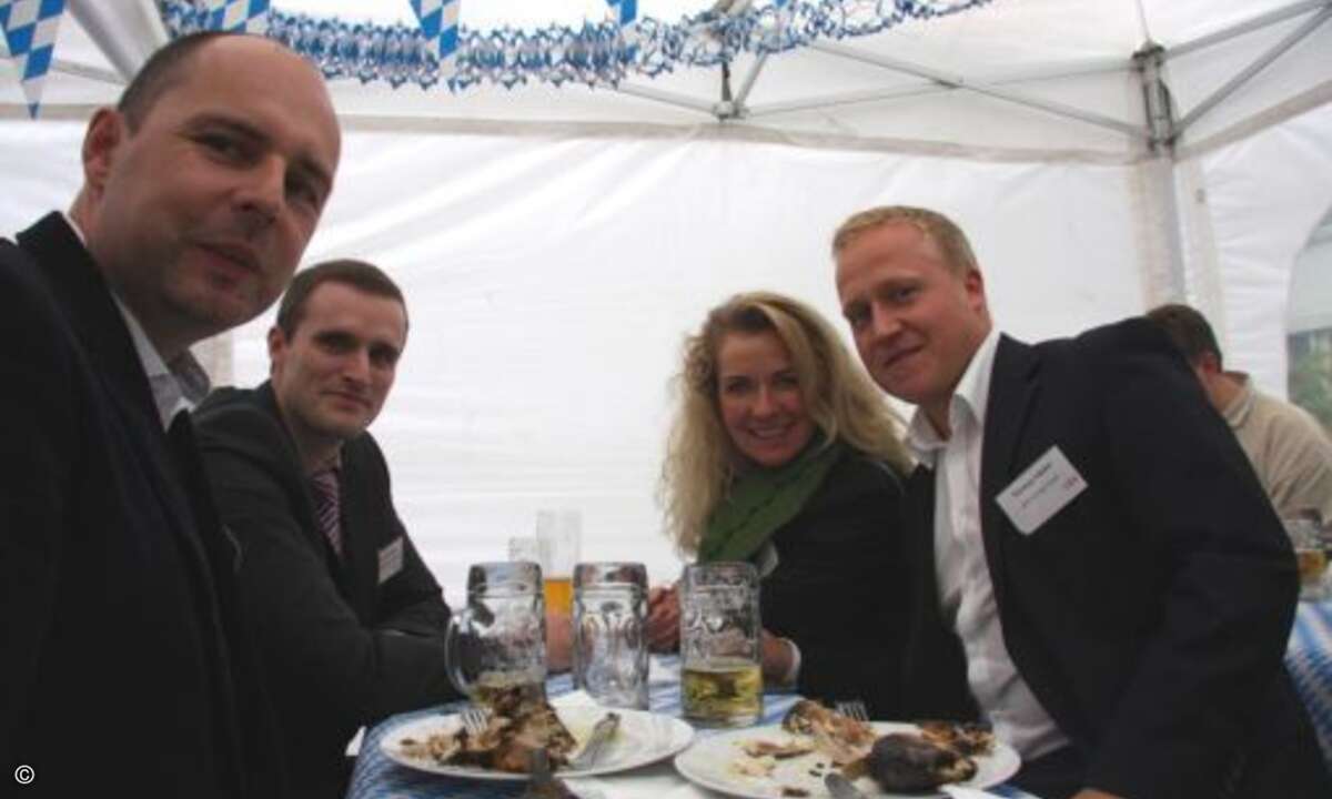 Haben sich an bayerischen Schmankerln sattgegessen. Tom Zeller von Eneca, Brigitte Hofmann von Weiß IT sowie Thomas Haberl von SSP (Bild: CRN)