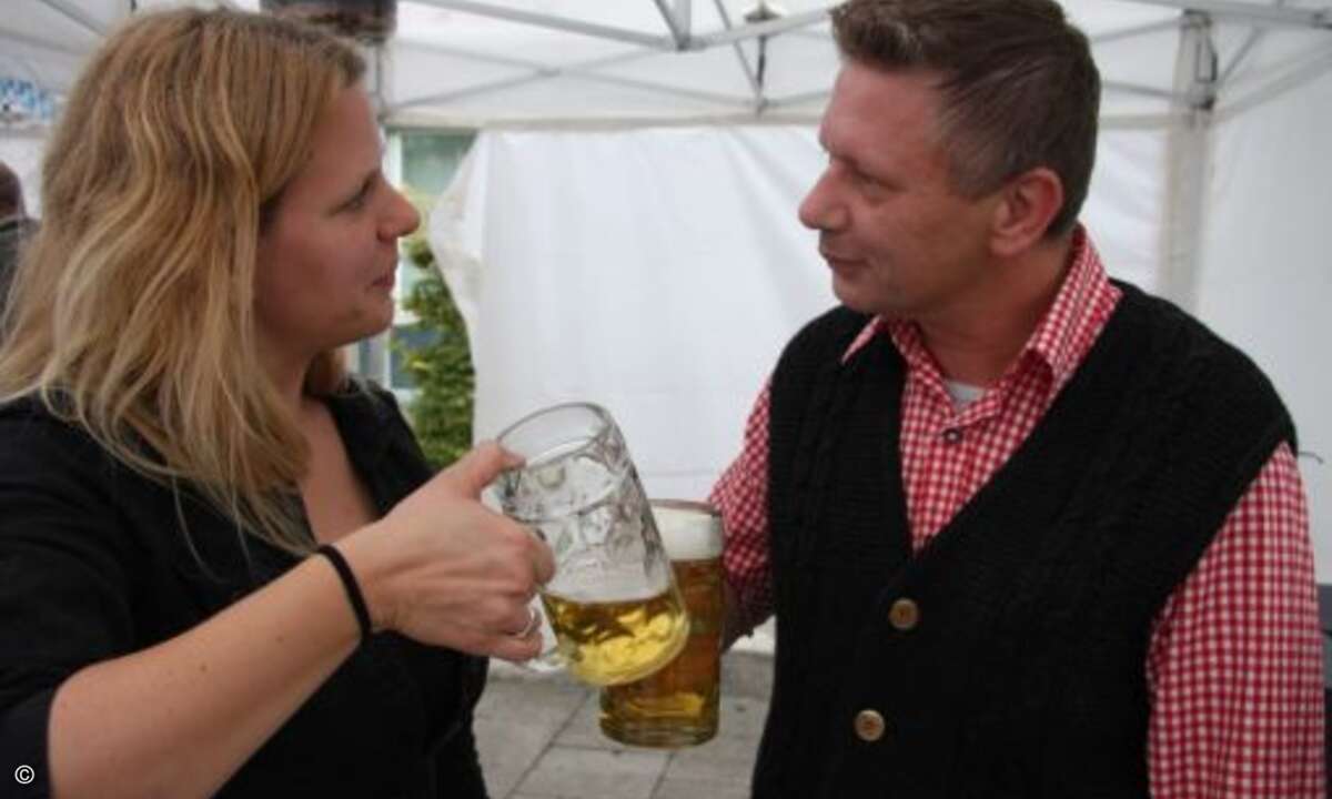 Natascha Schönemann (CRN) stieß mit Adam Rak von Brainworks auf die Wiesn an (Bild: CRN)