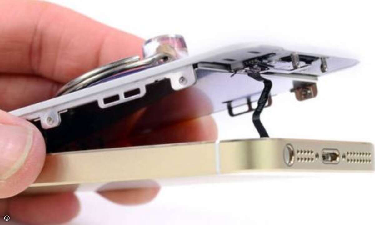 Vorsichtig wird das güldene iPhone 5S geöffnet. Mit einem Saugnapf lässt sich die Displayeinheit, bei der LCD und Displayglas fest verbunden sind, nach oben ziehen. Der Bildschirm ist derselbe wie beim alten Modell und hat eine Pixeldichte von 326 pp