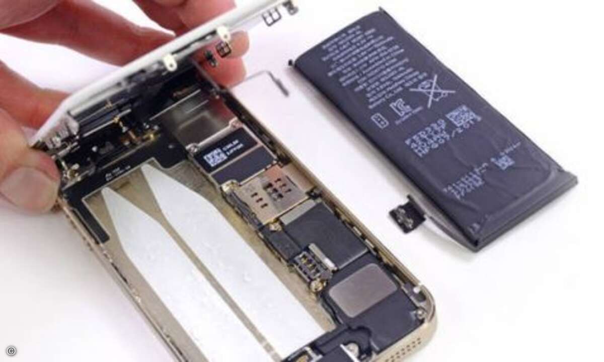 Den meisten Platz im Innern des Smartphones nimmt der Akku ein. Er ist mit massig Klebstoff fest im Gehäuse verankert (man beachte die beiden weißen Klebestreifen). Der Akku speichert bei 3.8 Volt 5.92Wh (1560mAh). Der Vorgänger hatte nur 5.45 Wh (14