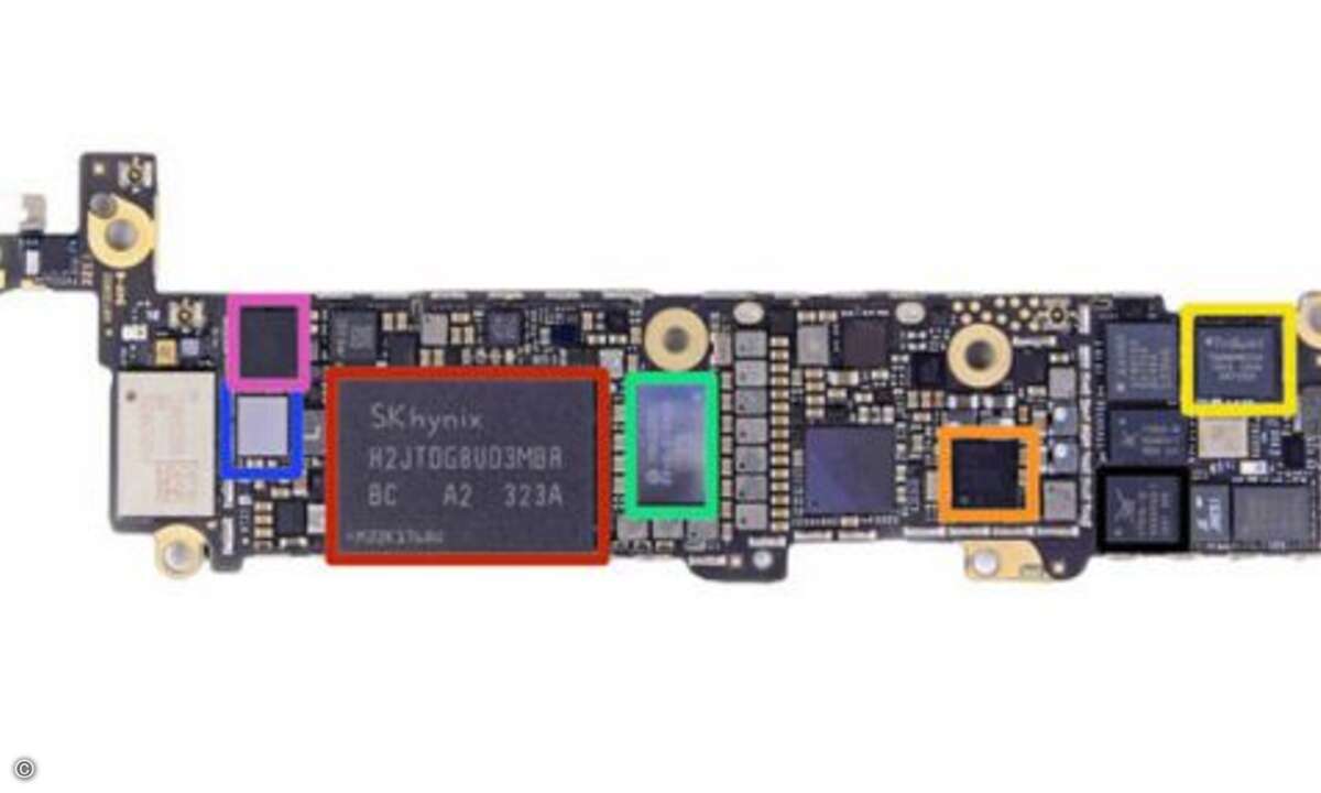 Jetzt wird es spannend: Auf der Hauptplatine, die sich äußerlich kaum von der im iPhone 5 unterscheidet, sehen wir folgende ICs: Einen NAND Flash-Speicher von SK Hynix (rot, H2JTDG8UD3MBR), einen Power Management Chip von Qualcomm (orange, PM8018 RF)
