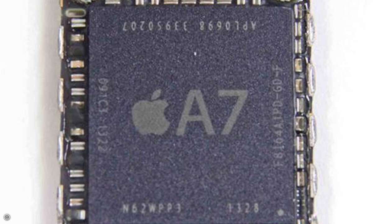 Herzstück: Apples A7 SoC. Der erste 64-bit-Prozessor in einem Smartphone setzt auf das neu designte ARMv8 und soll bis zu doppelt so schnell sein wie der A6 im Vorgängermodell. Er hat eine Taktfrequenz von unveränderten 1,3 GHz und einen RAM-Speicher
