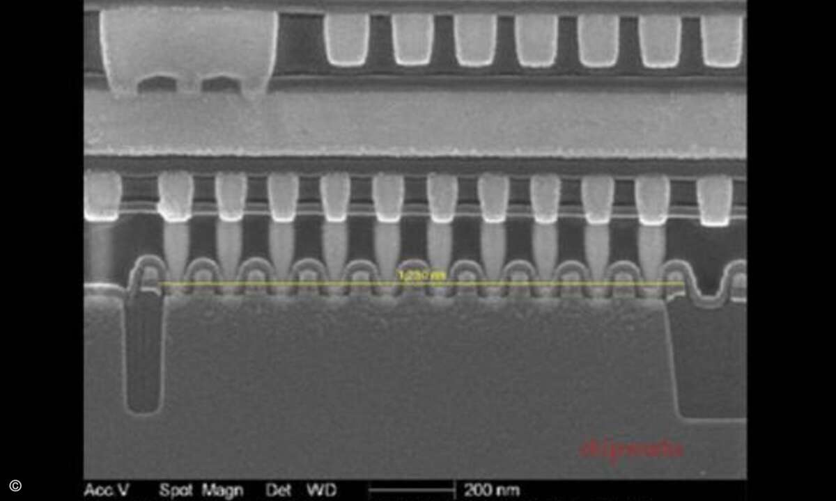 Das sollen Aufnahmen bestätigen, die den Gate-Kontakt-Abstand zeigen. Unter dem Elektronenmikroskop konnte für den Apple A6 (hier im Bild) ein Wert von knapp 123nm ermittelt werden. (Bild: Chipworks)