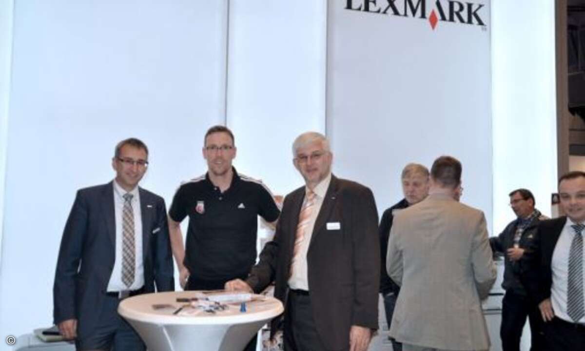 Und auch die GSysteam-Geschäftsführer Volker und Michael Mitlacher wollten ein Erinnerungsfoto mit dem Sportstar (Bild: Systeam)