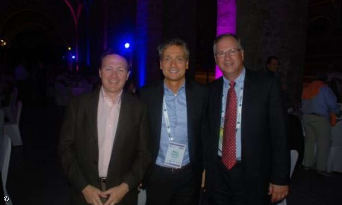 Marc Müller von Tech Data tauscht sich mit seiner Konzernführung aus: Europachef Nestor Cano (links) und CEO Bob Dutkowsky (rechts) (Bild: CRN)
