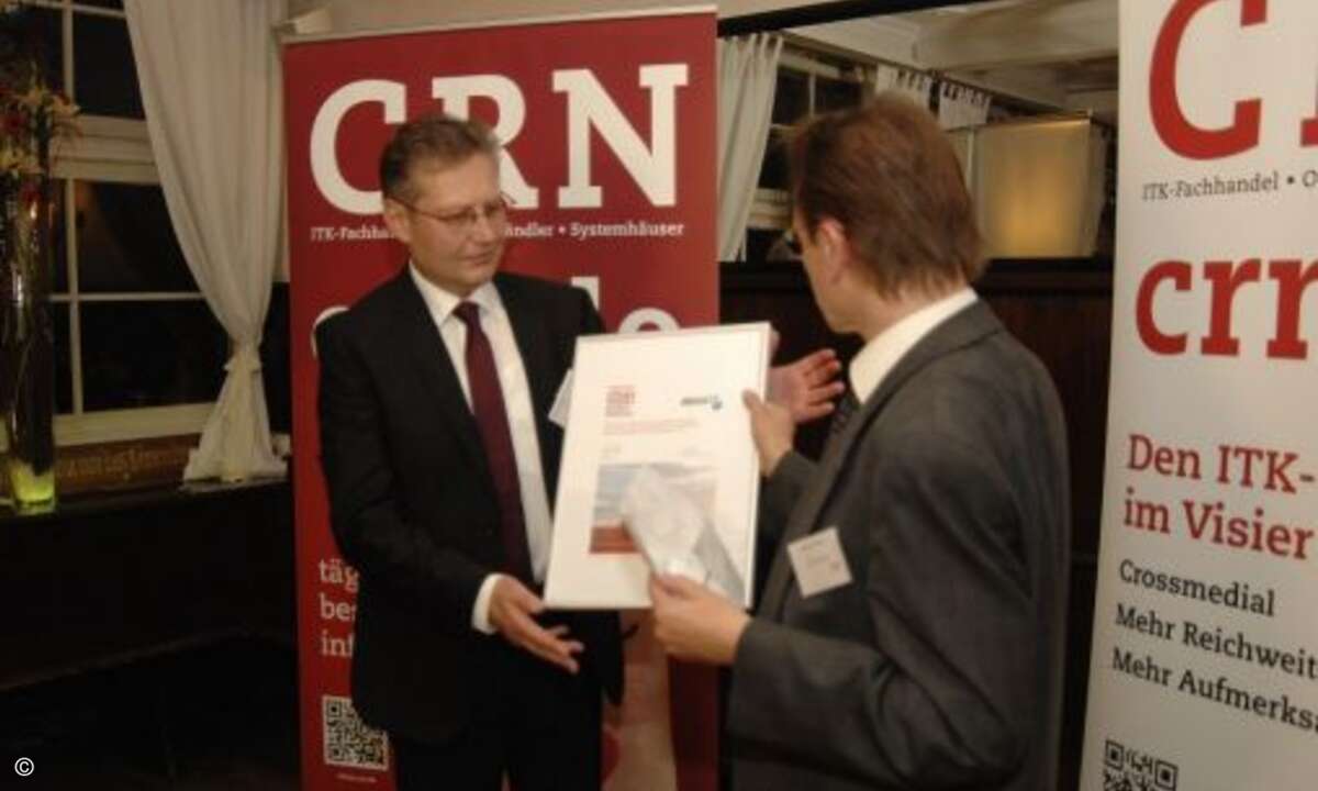 Vertriebschef Hans-Jürgen Schneider (links)holte die Urkunde für DexxIT ab (Bild: CRN)