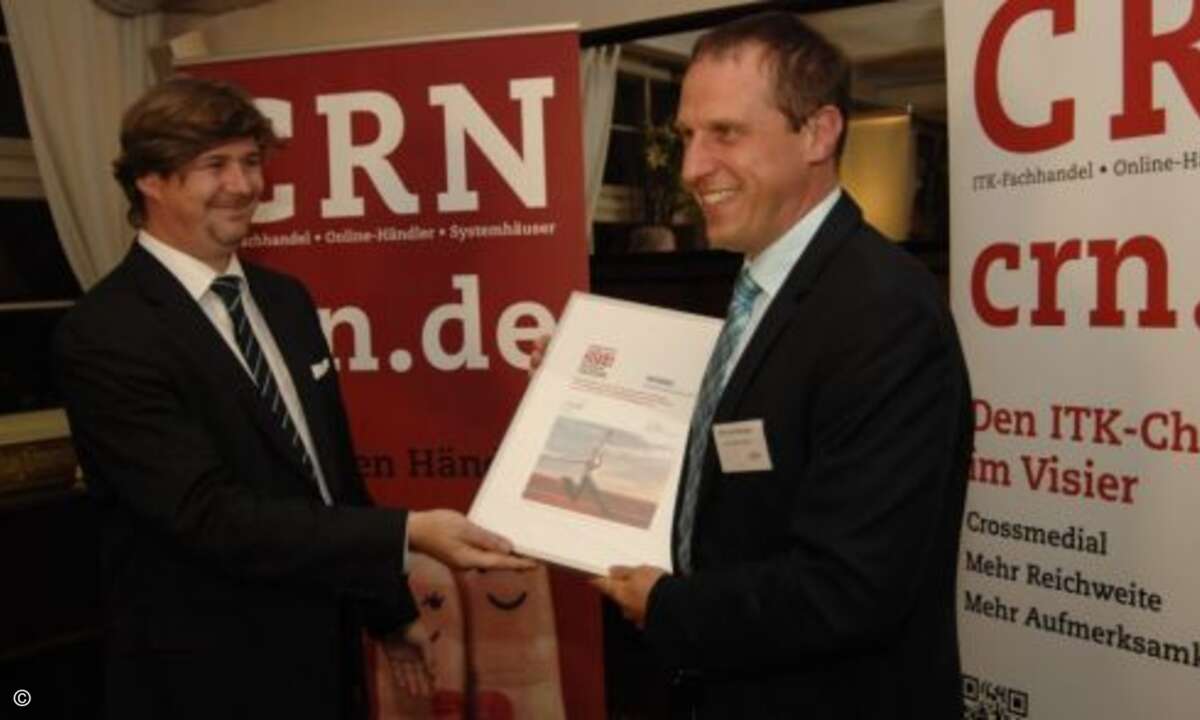 CRN-Distributionsexperte Samba Schulte übergibt die Urkunde an Arrow ECS-Manager Dirk-Jan Bösinger (rechts) (Bild: CRN)