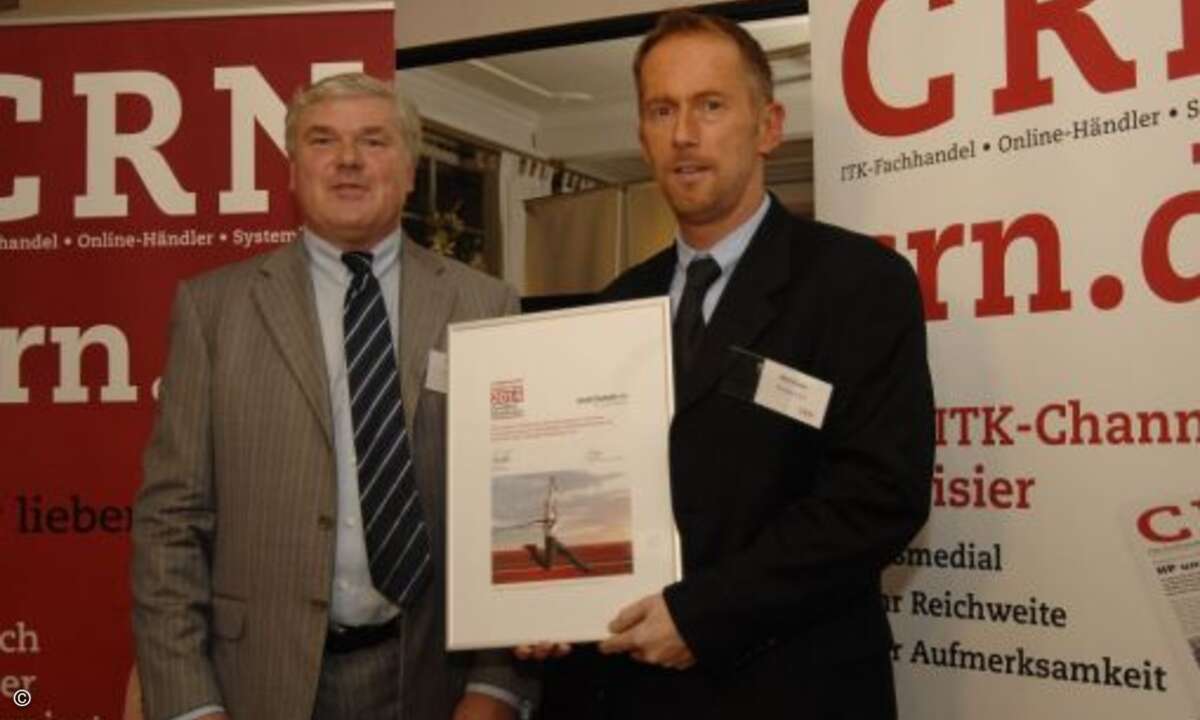 CRN-Chefredakteur Martin Fryba zeichnet den Jahressieger aus: Meik Blase von Wortmann freut sich über den Umfragesieg (Bild: CRN)