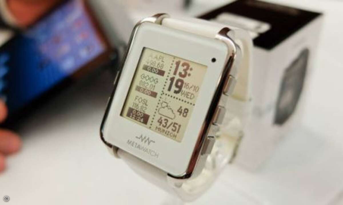 Die »Metawatch« verbindet sich per Bluetooth mit einem iOS- oder Android-Smartphone und kann z.B. Twitter- und Wetterdaten oder Termine anzeigen. (Bild: elektroniknet.de)