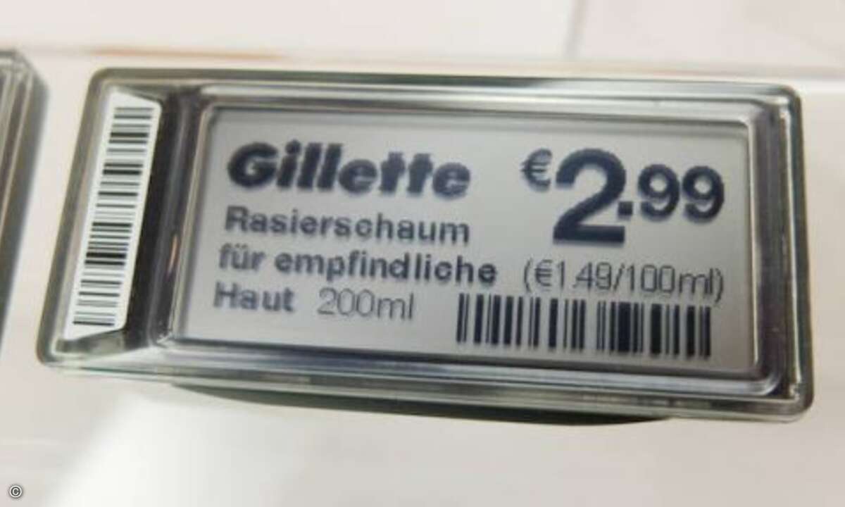Dank E-Ink brauchen die Preisschilder keine Stromversorgung für die Anzeige. Nur wenn sich der Inhalt wechselt ist Energie nötig - und natürlich zum Empfangen der Funksignale. (Bild: elektroniknet.de)