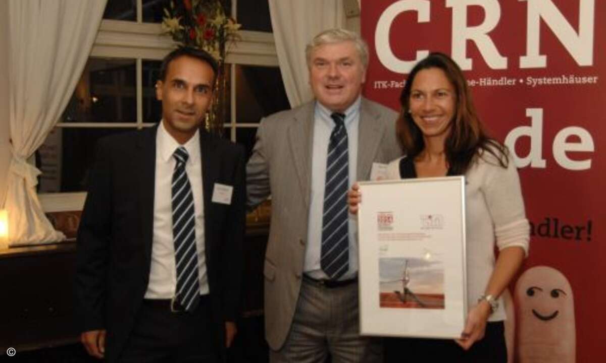 Platz 7: TIM (Note 1,94)
Bijan Taleghani und Stefanie Blank von TIM mit Martin Fryba (Mitte) (Bild: CRN)