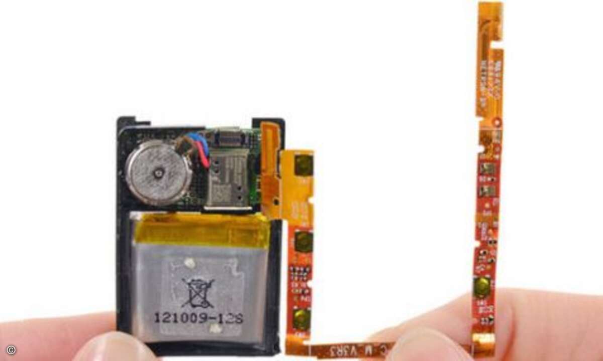 ... ist diese flexible Leiterplatte herumgelegt. Sie enthält außer den drei LEDs noch die vier Knöpfe sowie die Bluetooth-Antenne der Uhr. Da alle Komponenten auf einem Flachbandkabel verbunden sind, können sie im Falle eines Defekts nicht individuel
