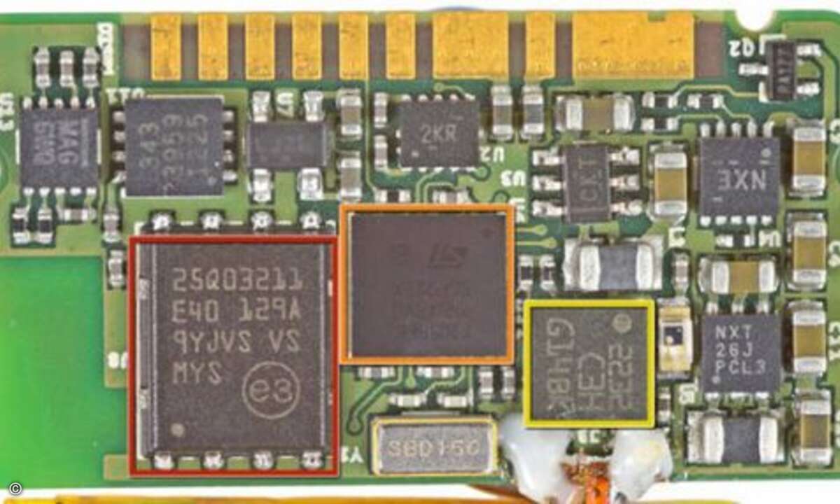 Auf der Hauptplatine sind folgende Chips erkennbar: Einen 32MB Serial Flash von Micron (rot), eine MCU von STMicroelectronics (orange) sowie einen 3-Achsen-Beschleunigungssensor (gelb), der ebenfalls von STMicroelectronics beigesteuert wird. Die MCU