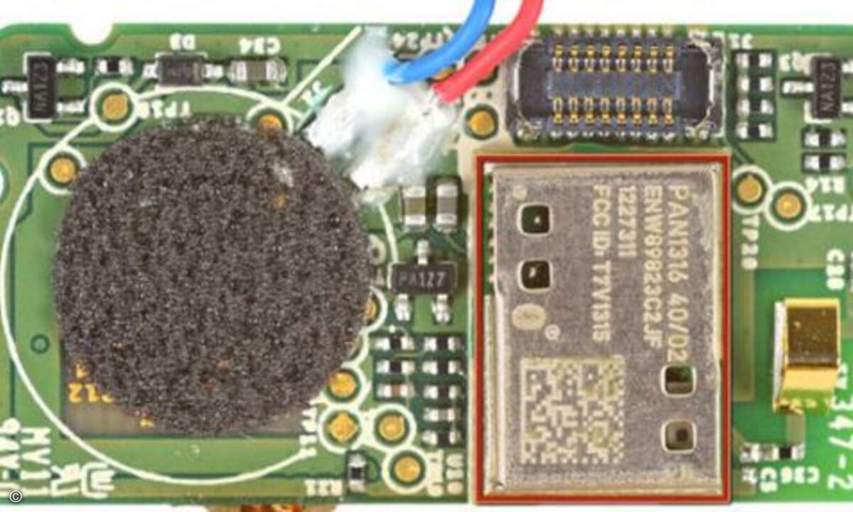 Auf der Rückseite erkennt man ein RF-Modul von Panansonic (rot), welches die Bluetooth und Bluetooth Low Energy (BLE) Verbindungen übernehmen dürfte. Unter der Schutzabdeckung steckt ... (Bild: Andrew Goldberg, iFixit)