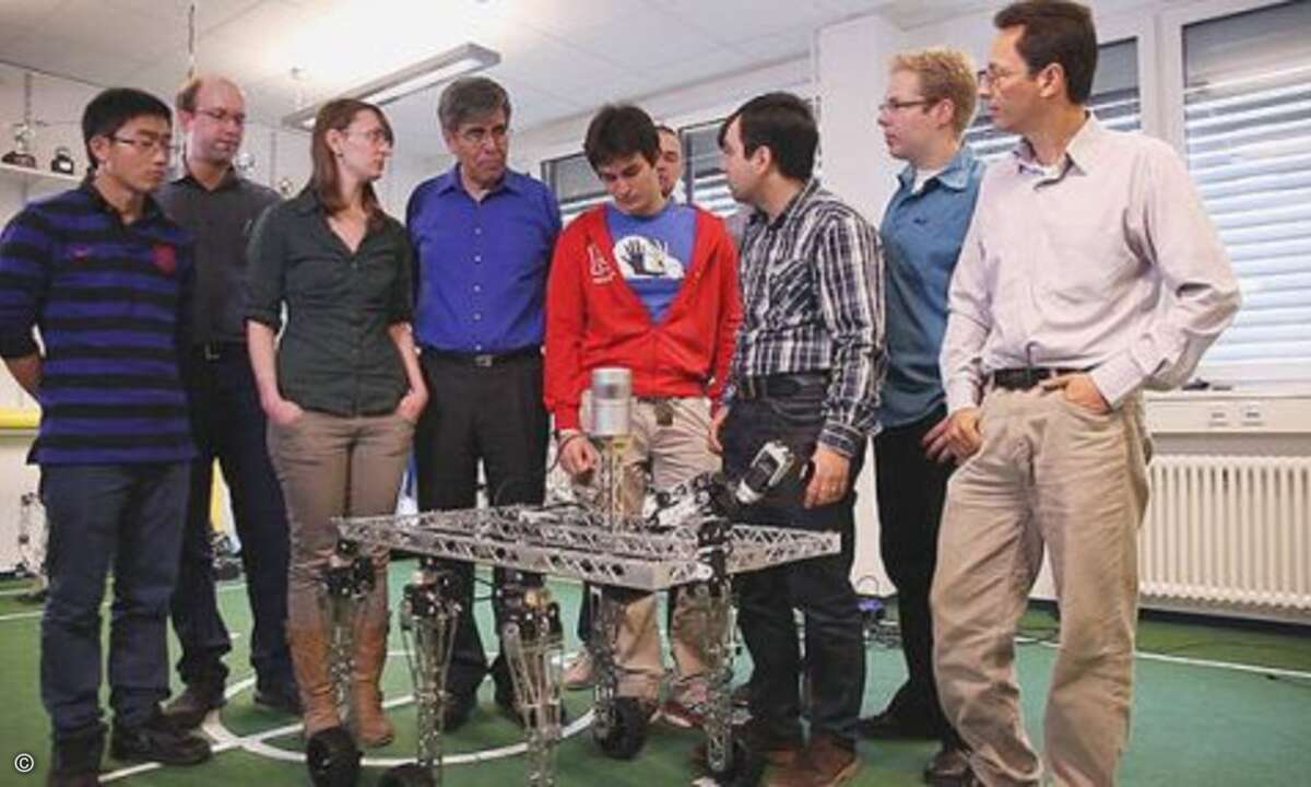 Das Team Berlin Rockets hat eine Roboterplattform mit sechs gegliederten und mit Rädern versehenen Beinen entwickelt. Im Normalbetrieb... (Bild: Deutsches Zentrum für Luft- und Raumfahrt, DLR)