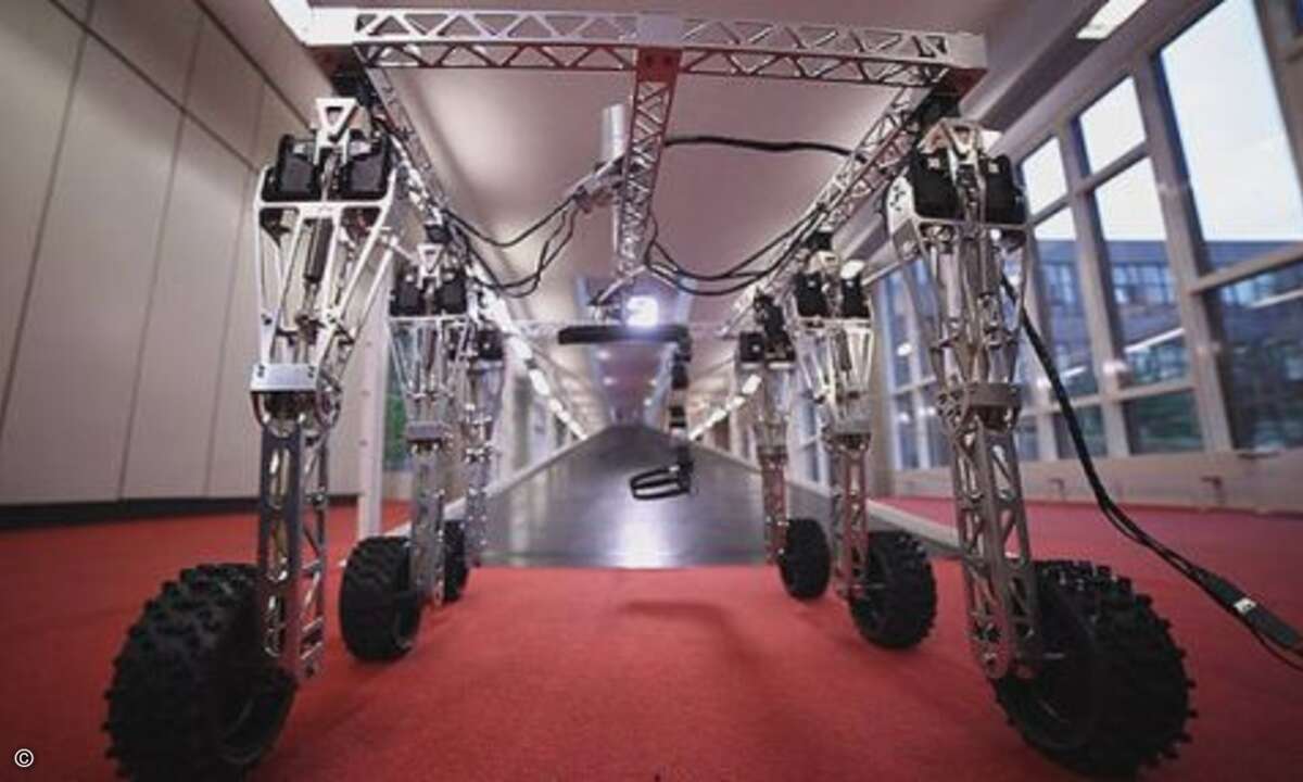 ...fahren die Beine parallel zueinander, können sich aber auch schwierigem Gelände anpassen. Zum Navigieren und Kartieren setzen die Forscher auf Nah- und Fernsensoren. (Bild: Deutsches Zentrum für Luft- und Raumfahrt, DLR)