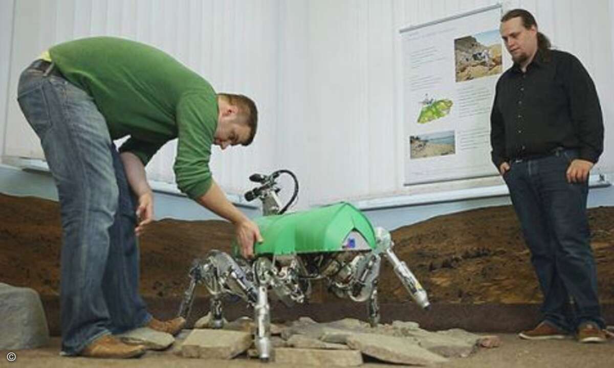 ...haben die Forscher einen Übungsparcour gebaut. Bei dem Roboter muss das Team auf die Stabilität, die maximale Belastung in den Gelenken und die richtige Beinkoordination achten. die verhaltensbasierte Steuerung wurde daher angepasst und ergänzt. (