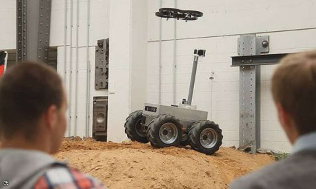 Der Rover des Teams space-bot 21 ist mit Nahsensoren ausgestattet. Mit ihnen soll das Robotersystem aus einem Quadcopter als Luftdrohne und einem Bodenroboter mit vier Rädern Hindernissen ausweichen. Der Quadcopter soll auch helfen, das Gelände schne