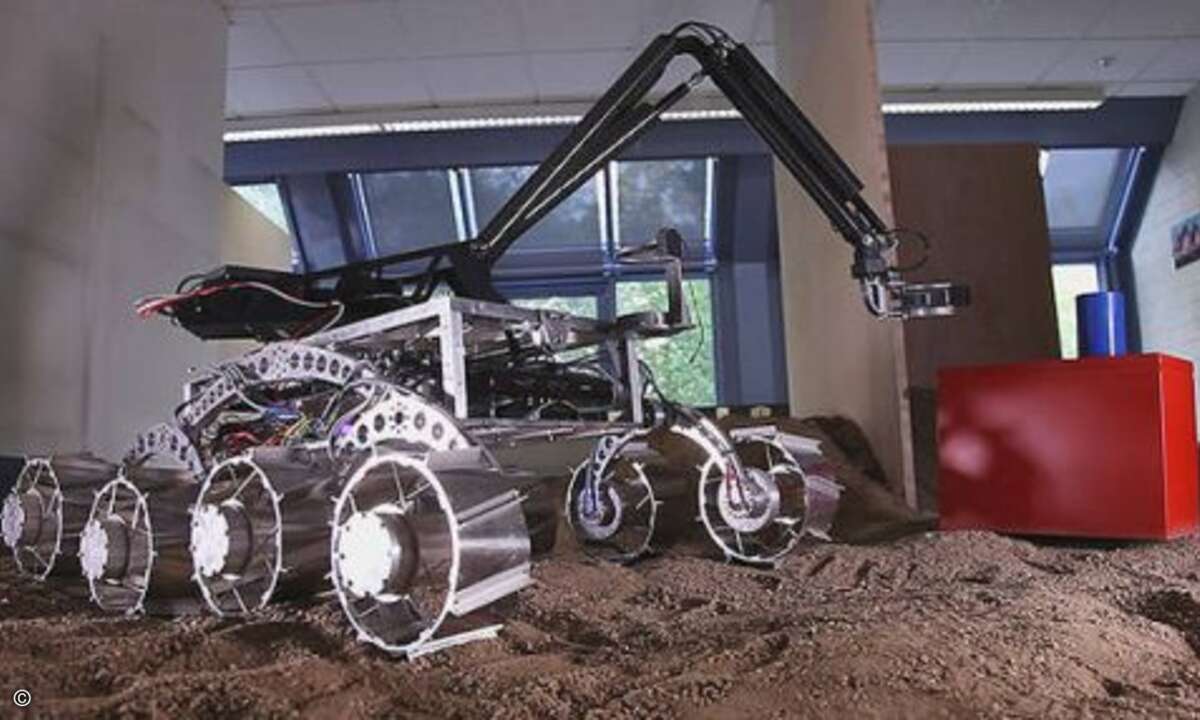 Small Exploration Assistant Rover, kurz: SEAR, heißt der Weltraumroboter der Technischen Universität Berlin. Mit seinem Greifarm scheint der Roboter für die kommenden Aufgaben gerüstet... (Bild: Deutsches Zentrum für Luft- und Raumfahrt, DLR)