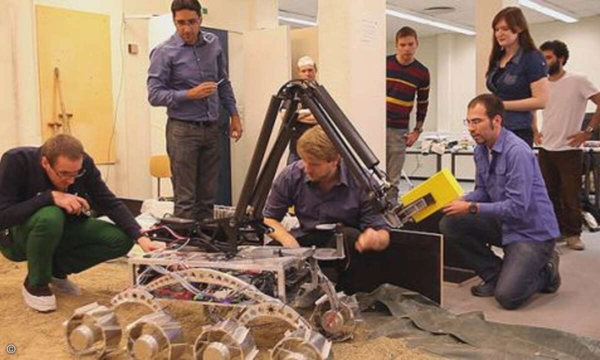 Das Team der TU Berlin checkt vor dem Start am SpaceBot Cup jede Schraube. (Bild: Deutsches Zentrum für Luft- und Raumfahrt, DLR)