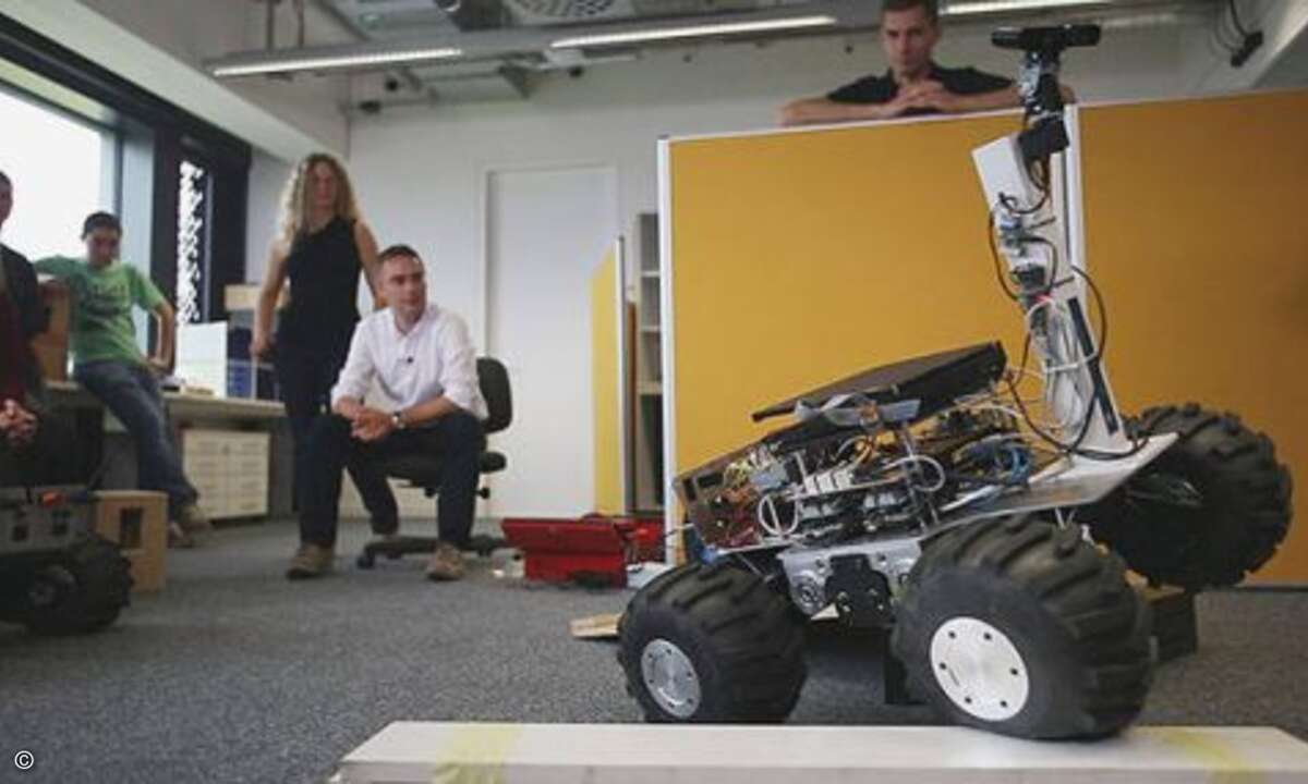 Die Entwickler des Rover Permanence testen schon mal, ob ihr Roboter auch mit den Hindernissen auf dem Rückweg zum Landeplatz zurechtkommt. (Bild: Deutsches Zentrum für Luft- und Raumfahrt, DLR)
