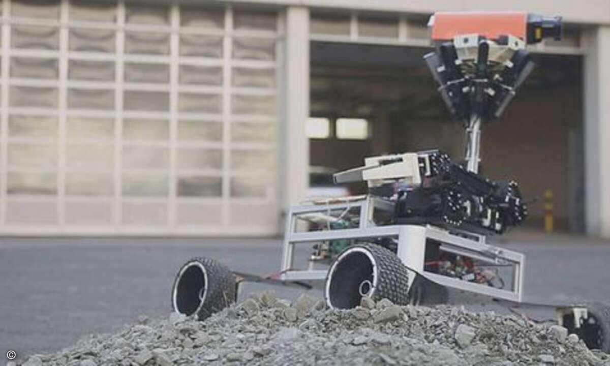 Auch die Macher des NimbRo Centauro testen die Bodenhaftung ihres Roboters im Vorfeld des SpaceBot Cups. Anders als im Wettbewerb haben sie von ihrer provisorischen Bodenstation... (Bild: Deutsches Zentrum für Luft- und Raumfahrt, DLR)