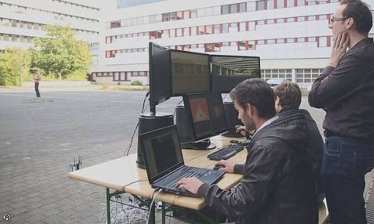 ...einen Blick auf ihren Rover. Während des Wettbewerbs wird es immer wieder zu Verzögerungen und Ausfällen in der Kommunikation mit dem Rover kommen. Auch dafür müssen die Forscher gerüstet sein. (Bild: Deutsches Zentrum für Luft- und Raumfahrt, DLR