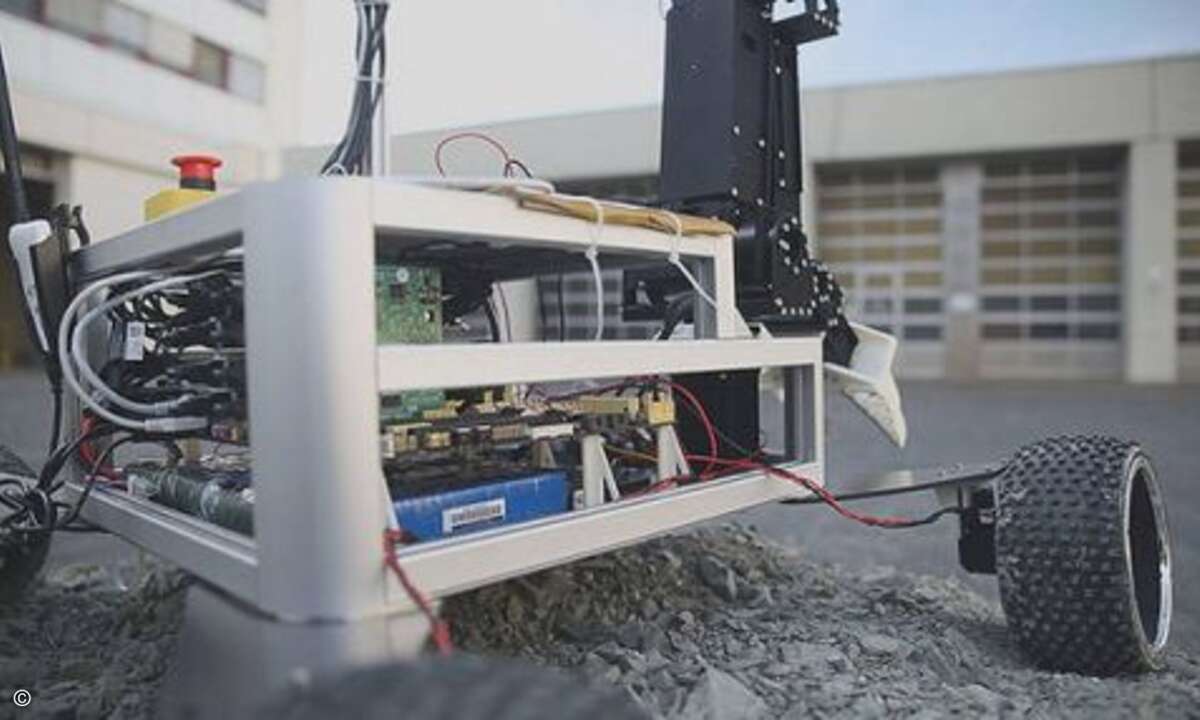 Einblick ins Innerste: Die Forscher für Autonomen Intelligenten Systeme am Institut für Informatik der Universität Bonn haben bereits Erfahrungen mit dem Bau von Robotern. (Bild: Deutsches Zentrum für Luft- und Raumfahrt, DLR)