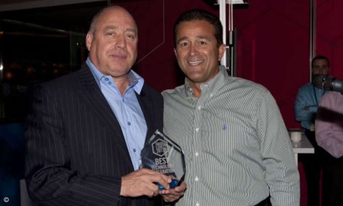 Len DiCostanzo (links), Senior Vice President of Community and Business Development, überreicht Mike Cullen, Senior Vice President of Sales von N-able Technologies den »Best Technology Integration« Award. (Bild: Autotask)