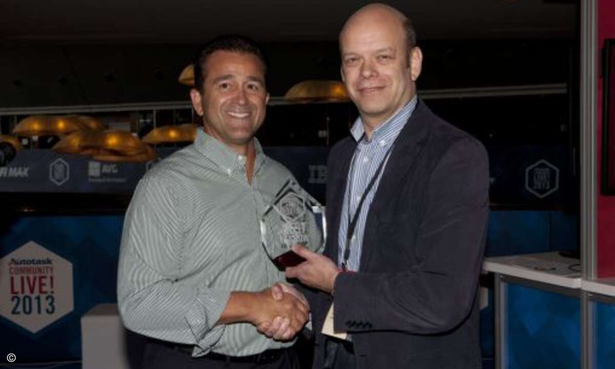Alistair Forbes, General Manager von GFI MAX (rechts), erhält den »Best in Show« Award. (Bild: Autotask)
