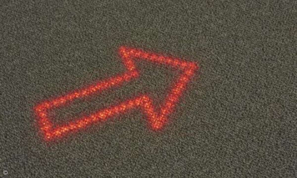Die Kombination aus lichtdurchlässigem Teppich und LEDs ermöglicht eine einleuchtende Information von Besuchern. (Bild: Philips)