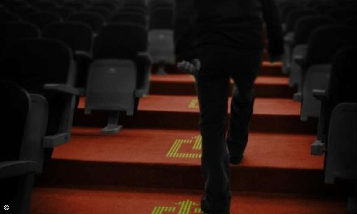In Theatern und Kinos können leuchtende Teppiche dezent zum Ausgang führen. (Bild: Philips)