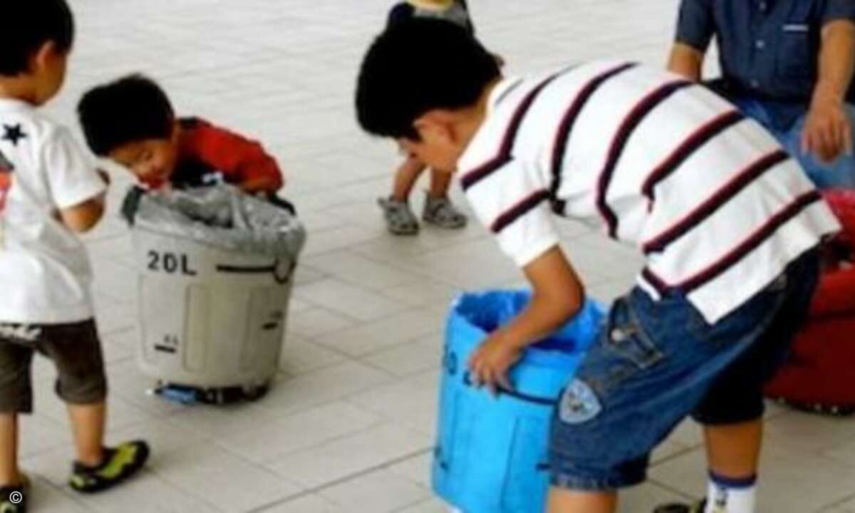 Durch die »soziale Verbindung« zur Mülltonne sind Kinder schnell bereit, ihren Müll dort hinein zu werfen. (Bild: ICDlab)