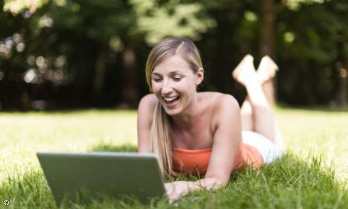 WLAN-Netze mit Bedacht nutzen: Gerade öffentliche Wifi-Hotspots sind für so genannte Man-in-the-Middle-Attacken anfällig, bei denen mobile Daten abgefangen werden können. Daher sollten Nutzer in freien WLAN-Netzen keine sensiblen Aktionen wie Online-
