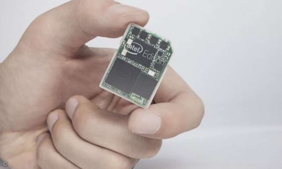 Mit dem Edison bringt Intel einen kompletten Rechner im SD Karten-Format. (Foto: Intel)