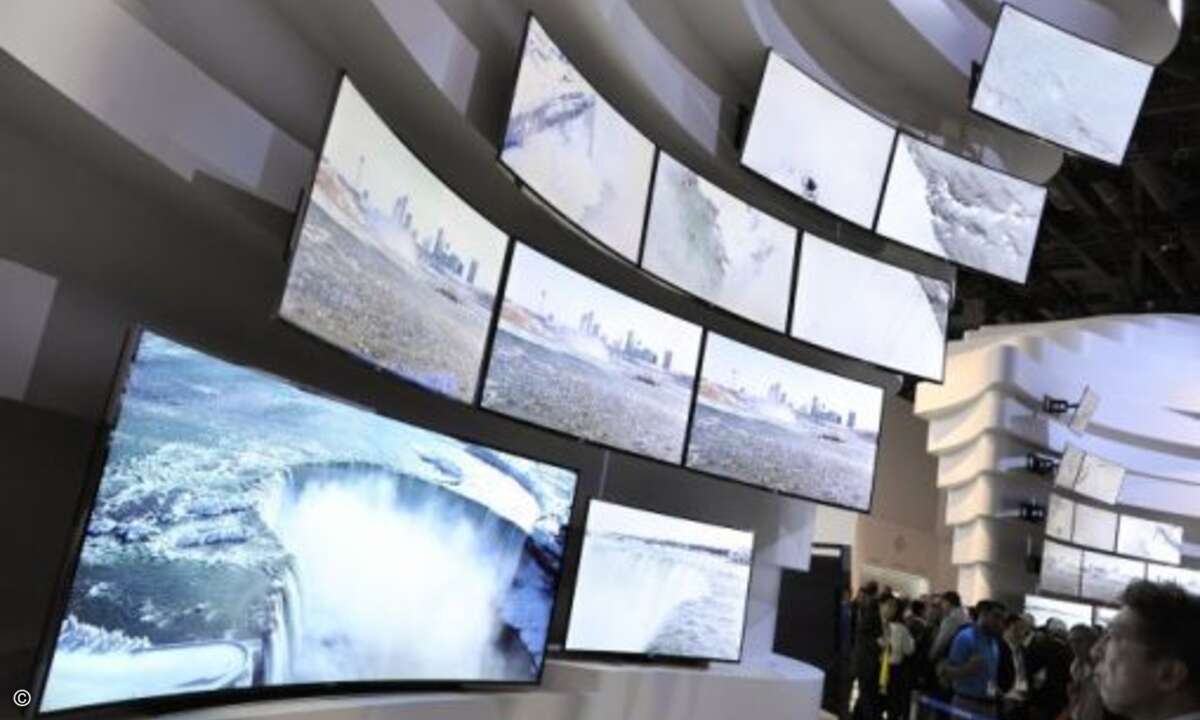 Riesige UHD-TVS machen Samsungs Messestand auf der CES zum Besuchermagnet (Bild: Samsung)