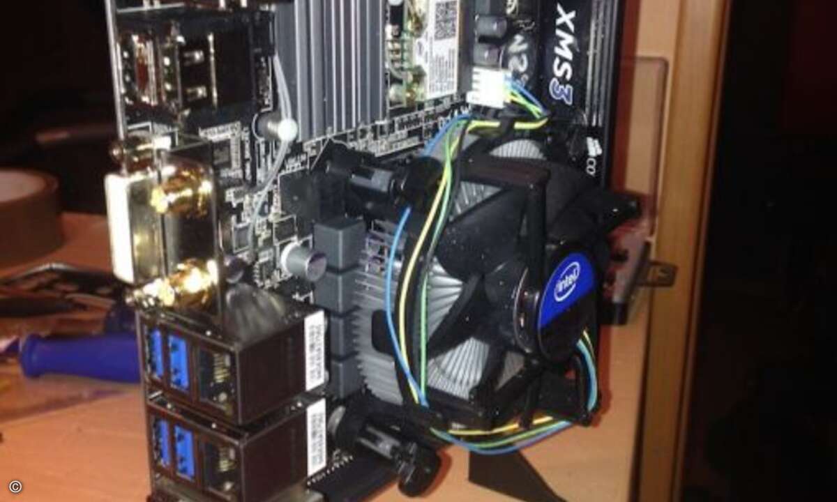 Das Mainboard wurde aufgebockt, damit ein Kühler darunter passt. (Bild: sascha288)