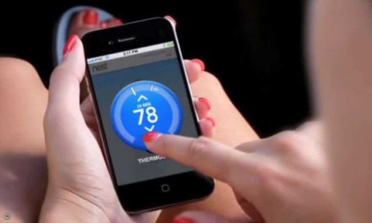 Über eine Smartphone-App lässt sich die Temperatur auch aus der Ferne regeln. Das ist praktisch, wenn man zum Beispiel früher oder später nach Hause kommt als sonst. Das Thermostat muss dafür natürlich dauerhaft mit dem Internet verbunden sein. Neben