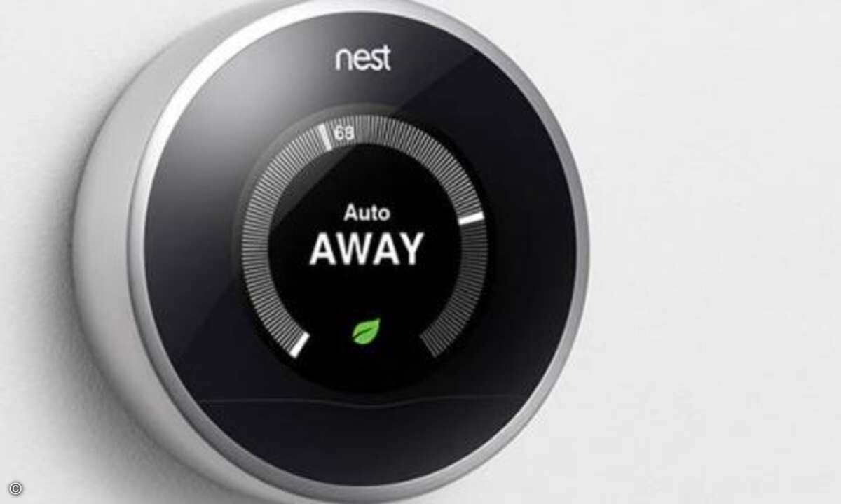Darüber hinaus verfügt das Nest-Thermostat über Bewegungssensoren, die eine sogenannte Auto-Away-Funktion ermöglichen. Das System erkennt, wann die Bewohner außer Haus sind, und regelt die Temperatur entsprechend herunter. Das spart Energie – und bie