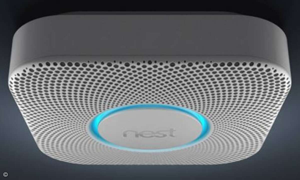 Ein weiteres intelligentes Haushaltsgerät: Mit »Protect« bietet Nest auch einen vernetzten Rauchmelder an. Statt lautem Piepen warnt dieser mit einer menschlichen Stimme vor Gefahren. Außerdem meldet er sich… (Bild: Nest)