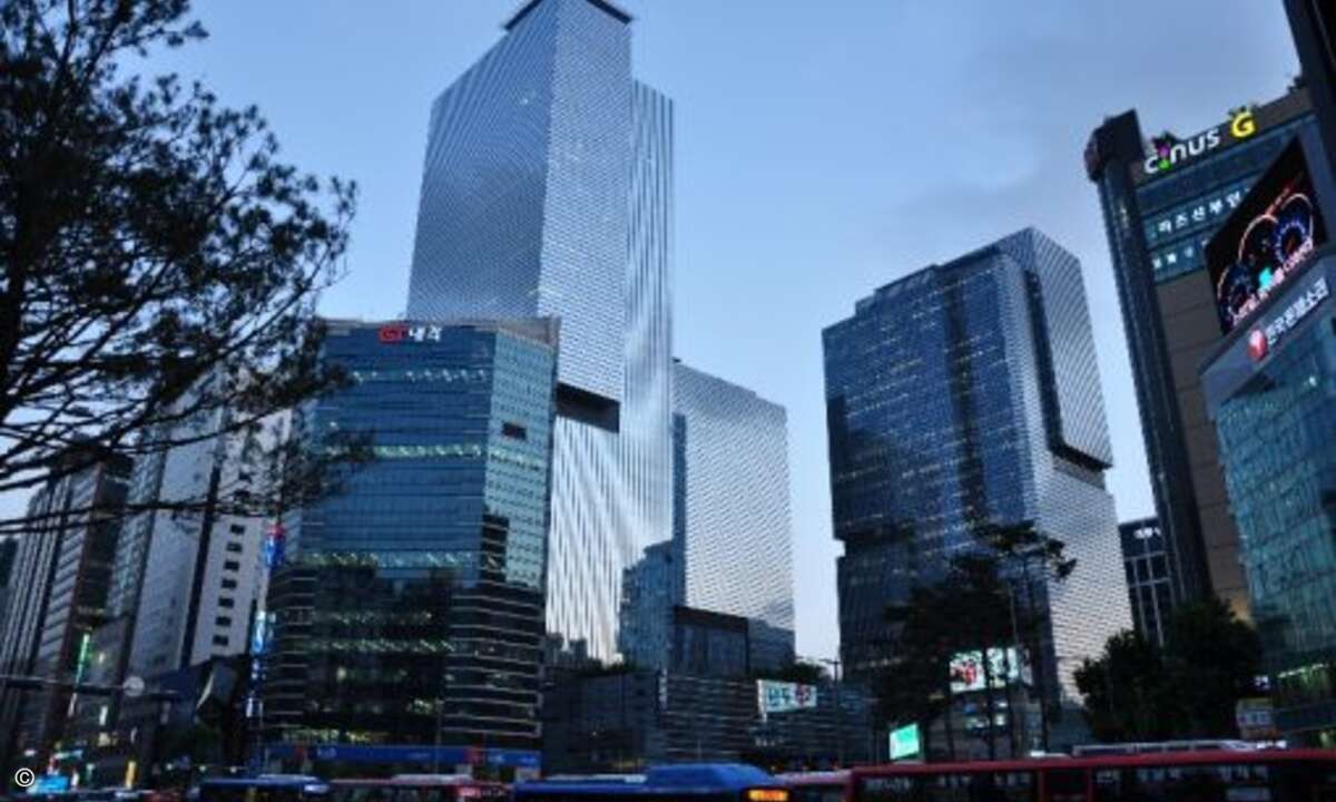 Kein Gebäude, eine ganze Stadt. Samsung Town nennt sich der Hauptsitz des südkoreanischen Techgiganten. Die drei Hochhäuser bieten drei verschiedenen Sparten des Unternehmens Platz. (Foto: Wikipedia / Oskar Alexanderson)