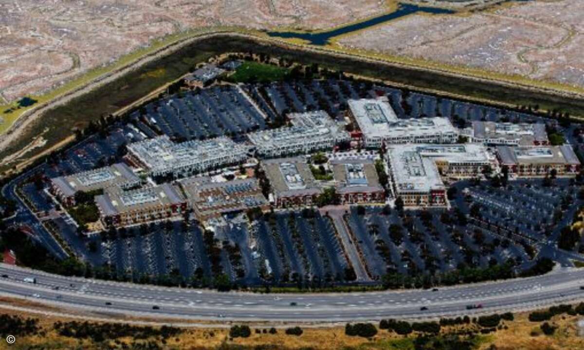 Der Facebook-Campus in Menlo Park bietet rund 9.000 Mitarbeitern Platz zum arbeiten. Seit 2011 residiert das soziale Netzwerk nicht mehr in Palo Alto. Das ehemalige Firmengebäude ging an HP. (Foto: Wikipeida / Austin McKinley)