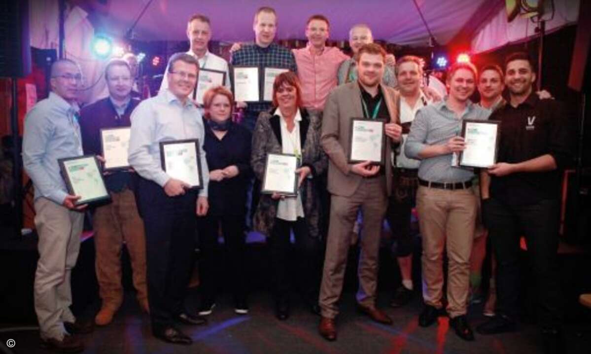 Glückliche Gewinner: Vertreter von ACP, Cancom, Arrow ECS, Wick Hill, Grözinger Computer und softwareone stellen sich zum Siegerfoto auf