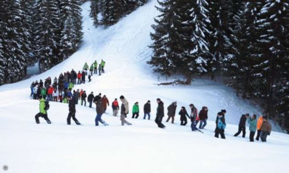 Beim Schneeschuhwandern geht der Channel im Gänsemarsch