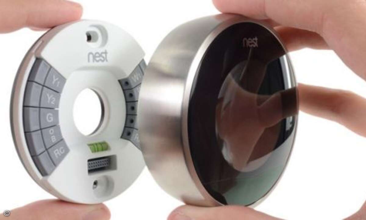 Das Nest-Thermostat der 2. Generation ist angeblich kompatibel zu 95% aller 24V Heizungs- und Klimaanlagen. Es besteht aus 2 Komponenten: einer Wandhalterung und einem Aufsatz, in dem unter anderem das Display steckt (Bild: David Hodson, iFixit)