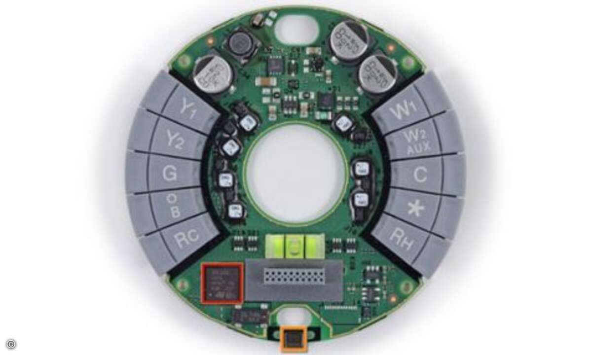 In der Wandhalterung steckt eine runde Leiterplatte, auf der sich die Anschlüsse für die externen Geräte befinden (Rc, Rh, W1, W2/AUX, Y1, Y2, G, O/B, Common “C”, Nest star). Außerdem steckt hier bereits eine ganze Menge Hardware, zum Beispiel eine A